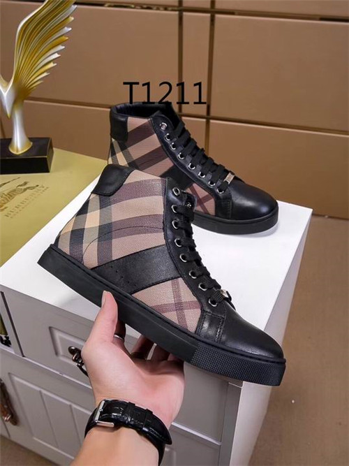 Burberry Shoes-M-021