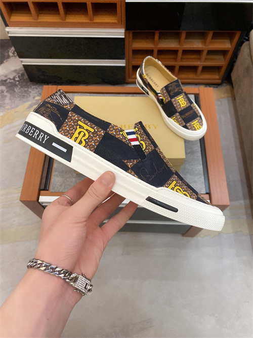 Burberry Shoes-M-351