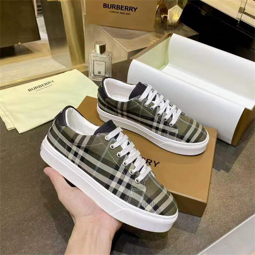 Burberry Shoes-M-379