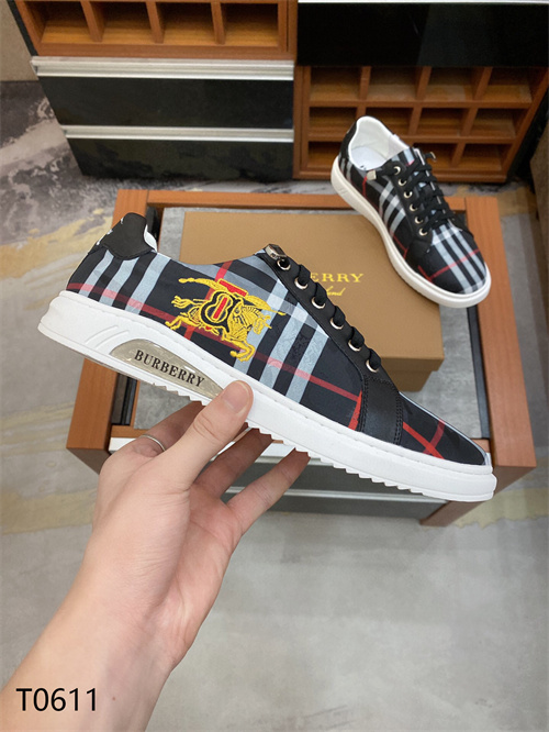 Burberry Shoes-M-382