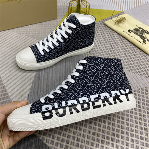 Burberry Shoes-M-389