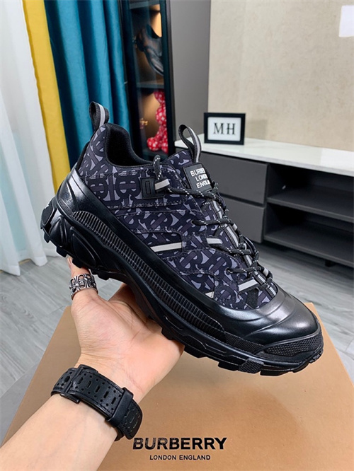 Burberry Shoes-M-489