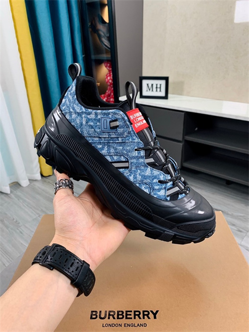 Burberry Shoes-M-496