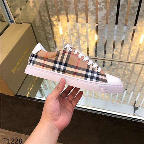 Burberry Shoes-M-050
