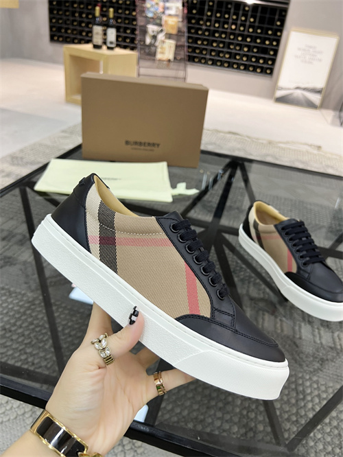 Burberry Shoes-M-589