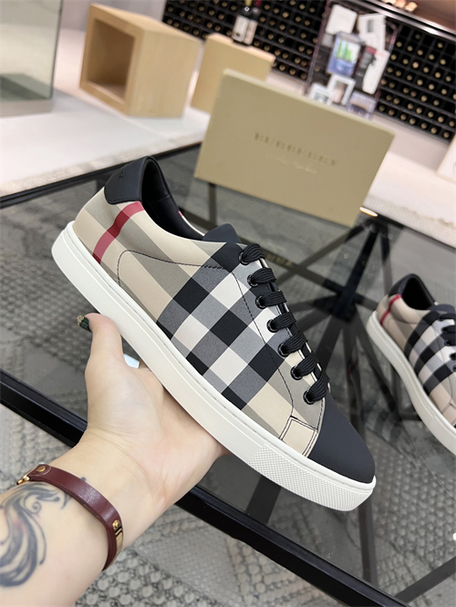 Burberry Shoes-M-622