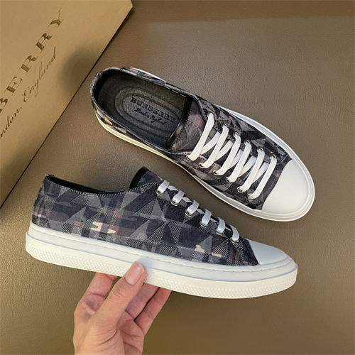 Burberry Shoes-M-626