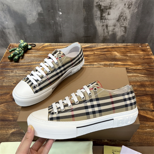 Burberry Shoes-M-690