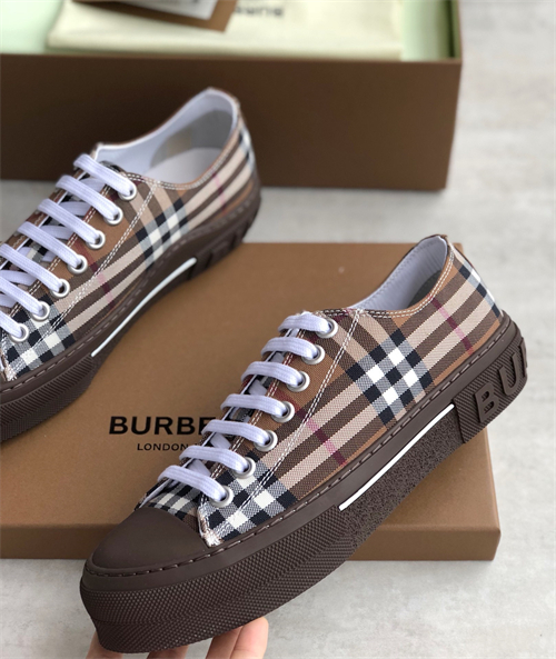Burberry Shoes-M-691