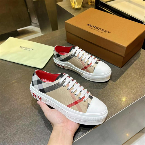 Burberry Shoes-M-697