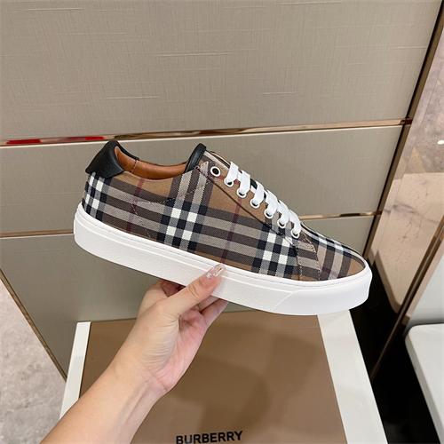 Burberry Shoes-M-763