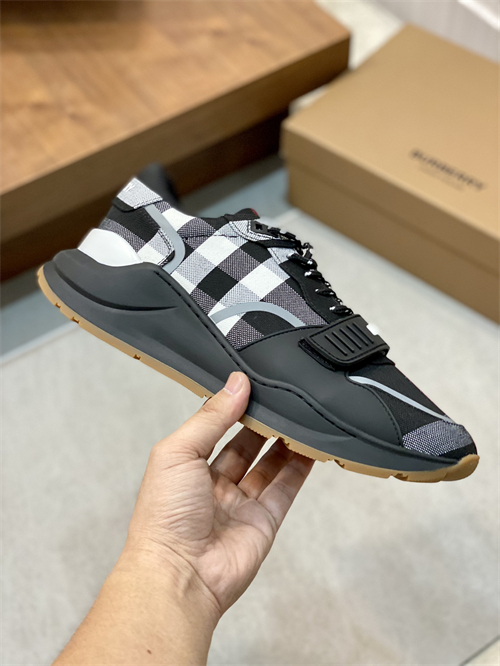 Burberry Shoes-M-778