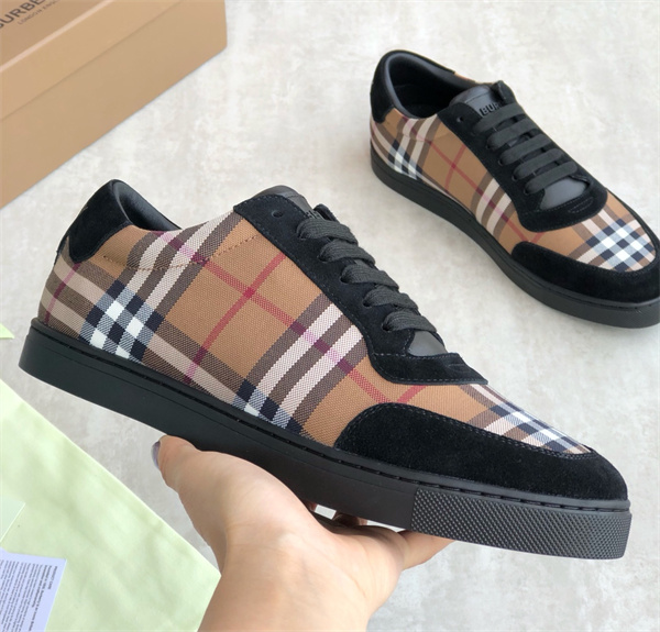 Burberry Shoes-M-851