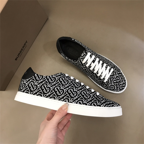 Burberry Shoes-M-0949