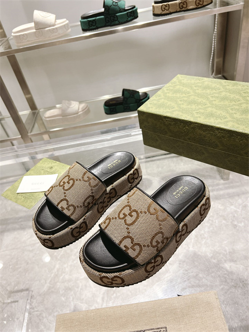 Gucci Sandal(2)-M-875